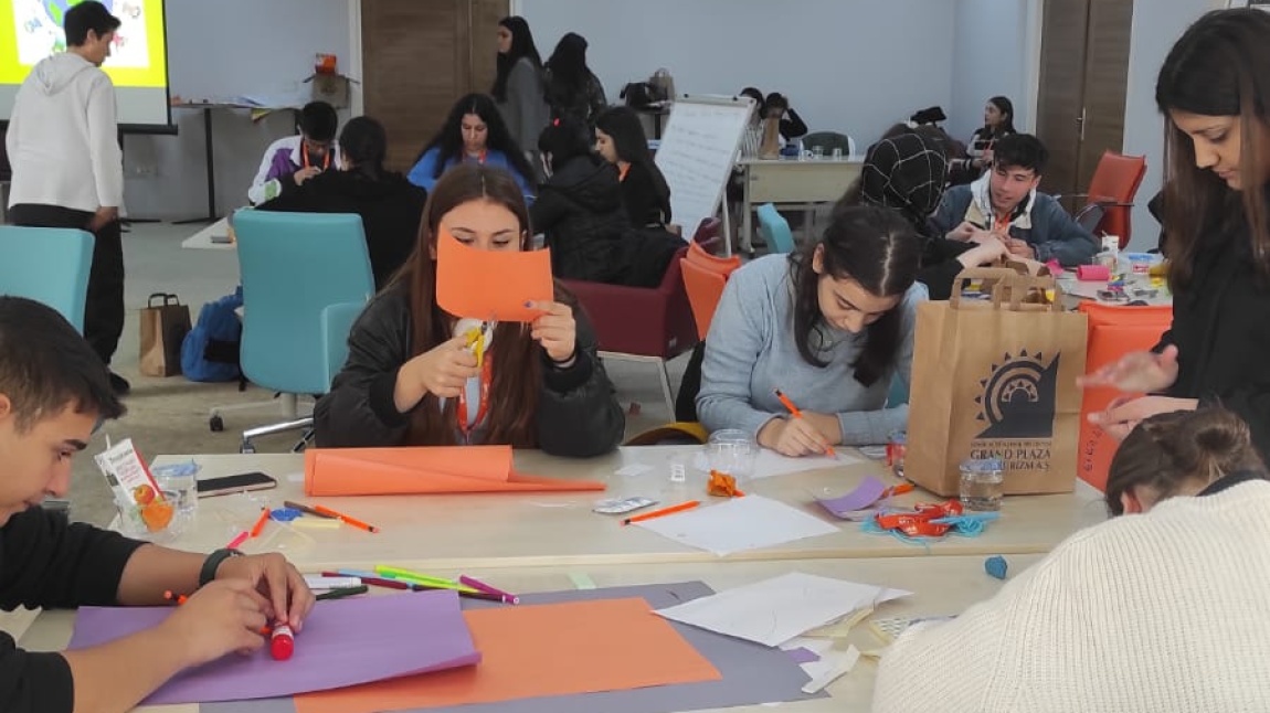 Öğrencilerimizle İzmir Büyükşehir Belediyesi ve UNICEF İşbirliği ile Ergen Gelişimi ve Katılımı Çocuk Dostu Şehirler Yerel yönetimler ve Gençlerin Katılımı Sunumu Grup Çalışması ve Modelleme Çalışmalarına Katılmışlardır